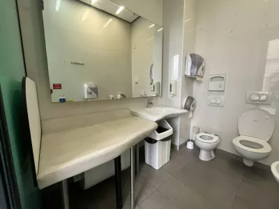 Med javnimi previjalnicami je po mnenju svetnika najbolje urejena previjalnica v občinski stavbi Kresija z vhodom, ločenim od ženskega in mo&scaron;kega strani&scaron;ča.&nbsp;Foto: Nik Erik Neubauer