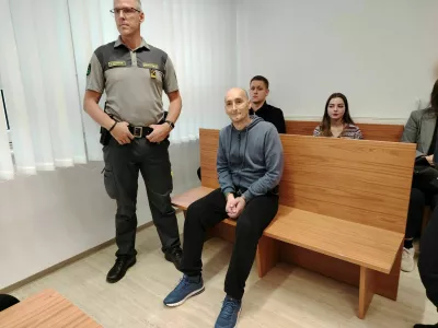 Toni Mitevski se zagovarja, ker je aprila letos na javnem strani&scaron;ču v Celju zabodel pajda&scaron;a, pri tem pa za nekaj milimetrov zgre&scaron;il njegove vitalne organe.&nbsp;Foto: Mojca Marot