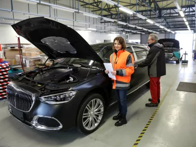 - servisna delavnica za popravilo po&scaron;kodb - Mercedes Maybach - 21.12.2022 - Luka Koper, pristani&scaron;ki in logistični sistem - Terminal avtomobilov in RO-RO - avtomobilski terminal //FOTO: Tomaž Skale