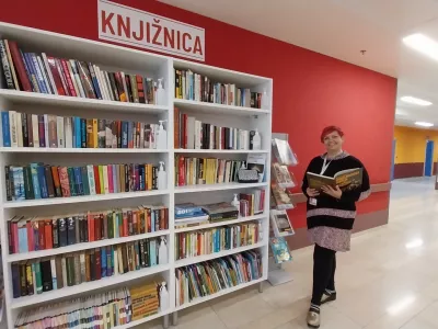 V čakalnici urgentnega bloka UKC Ljubljana je pred dvema letoma zaživela knjižnica, ker pa je zanimanje za knjige veliko, je Barbara Miklo&scaron;ič pozvala k darovanju knjig. Foto: Vesna Levičnik