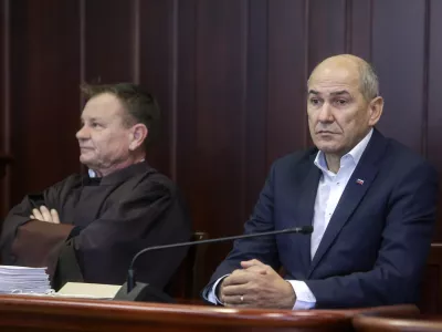 predsednik SDS Janez Jan&scaron;a, Franci Matoz, odvetnik Janeza Jan&scaron;e- 22.12.2022 &ndash; Okrožno sodi&scaron;če Kranj &ndash; od&scaron;kodninska tožba predsednika SDS Janeza Jan&scaron;e zoper sodnike in nekdanjo tožilko zaradi sodnega procesa Patria v vi&scaron;ini 900 tisoč evrov. //FOTO: Jaka Gasar