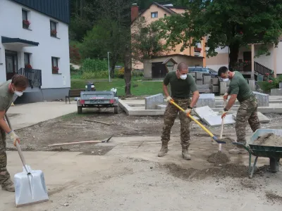 Vojaki Črnjanom &scaron;e vedno pomagajo odstranjevati posledice vodnega razdejanja.