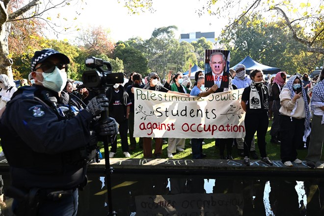 Policija pregnala protestnike z univerze v Los Angelesu, protesti se širijo tudi v Avstralijo