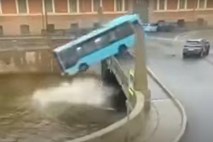 #video Dramatičen posnetek avtobusa, ki je v Sankt Peterburgu zletel v reko, več mrtvih