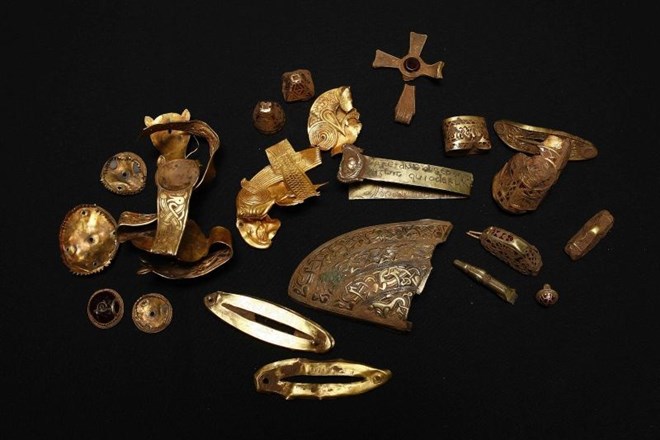 Nek Anglež je z detektorjem kovine odkril največje skrivališče zlata v Veliki Britaniji