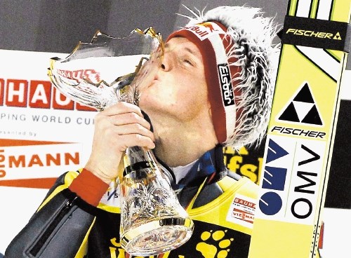 Avstrijski smučarski skakalec Thomas Morgenstern se je takole veselil skupne zmage na letošnji novoletni turneji.
