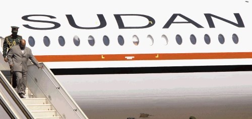 Predsednik Omar Al Bašir izstopa iz letala na letališču v Džubi.