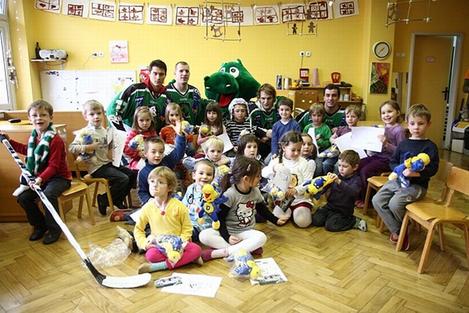 Hokejisti HDD Tilia Olimpija in zmajček Hoki obiskali otroke v vrtcu Jelka