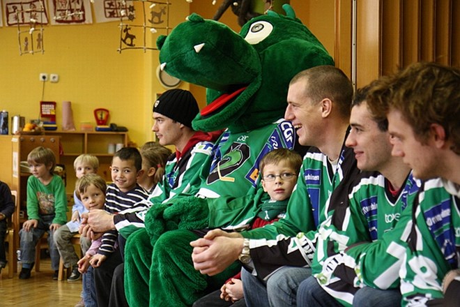 Hokejisti HDD Tilia Olimpija in zmajček Hoki obiskali otroke v vrtcu Jelka