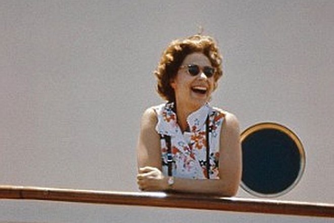 Britanska kraljica Elizabeta na ladji, na enem od potovanj, kjer se je veliko smejala.