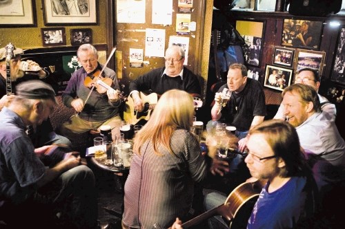 Irski pub potrebuje živo glasbo. Brez ozvočenja in z veliko improvizacije.