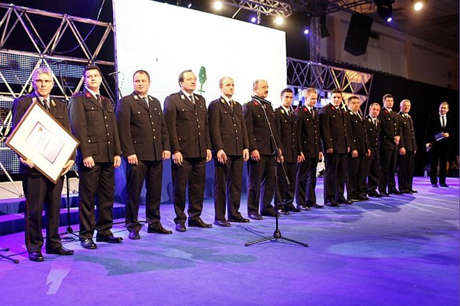 Častno priznanje je v imenu vseh slovenskih gasilcev na odru prevzela enota PDG Šmarje - Sap.