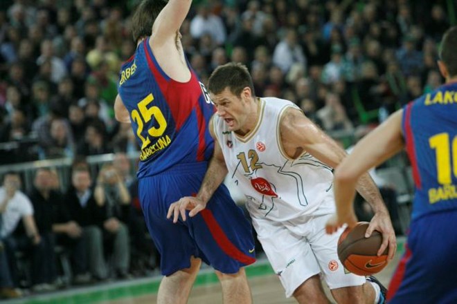 Goran Jagodnik (v belem dresu) se je proti Barceloni boril kot lev, a to v Stožicah ni zadostovalo za novo veliko zmago.