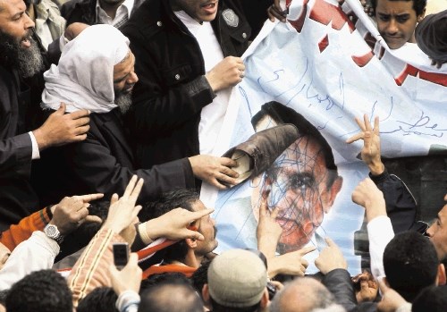 Protestniki so tudi v nedeljo na  vsakem koraku razjarjeno trgali fotografije predsednika  Mubaraka in s tem jasno povedali,...