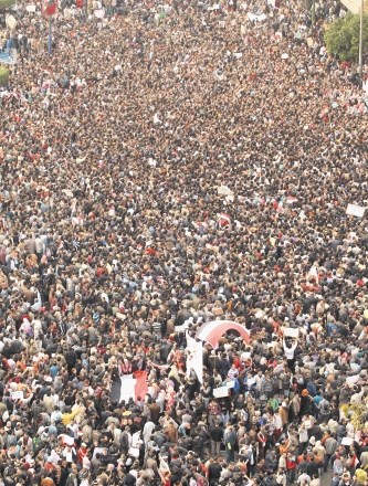 Sporočilo s trga Tahrir je bilo jasno: »Mubarakov režim mora iti!« Predstavniki  večjih opozicijskih strank v Egiptu so...
