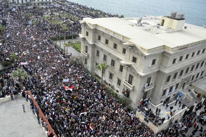 Na tisoče protestnikov vztraja tudi v Aleksandriji.
