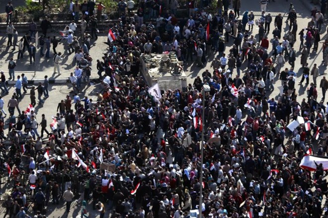 V ŽIVO Bitka za Egipt: Privrženci in nasprotniki Mubaraka se še naprej spopadajo, bolnišnice poročajo o več kot 1500...