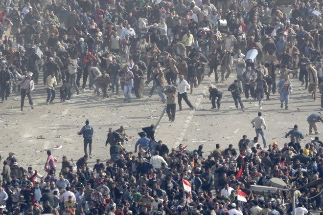 Spopad med protivladnimi protestniki in Mubarakovimi privrženci.