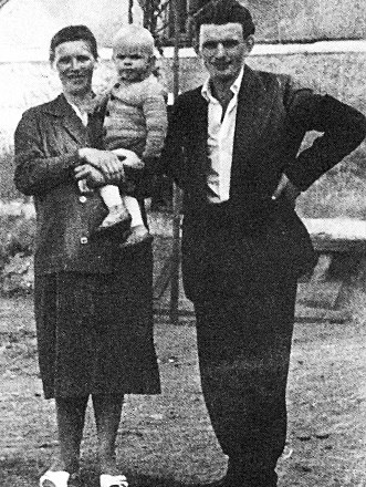Tonetova prva fotografija z mamo Marijo in očetom Antonom, ko je bil star leto in pol. Bil je radoživ deček, že kot...