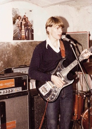 Pravi začetek glasbene kariere je Tone doživel pri sedemnajstih letih, ko je v domači garaži nastala ta fotografija. Kmalu...