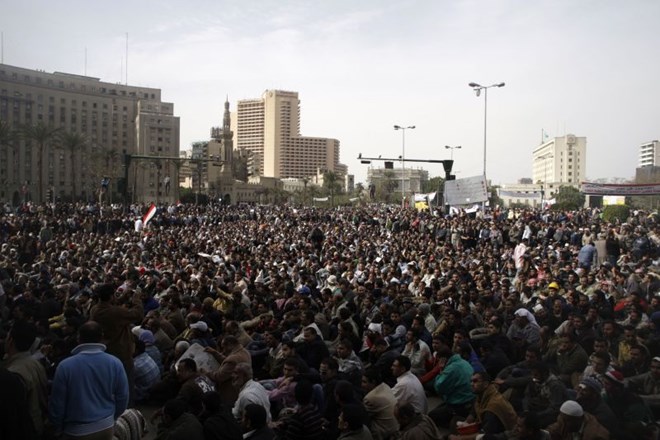 Na trgu Tahrir se je zbralo že milijon ljudi.