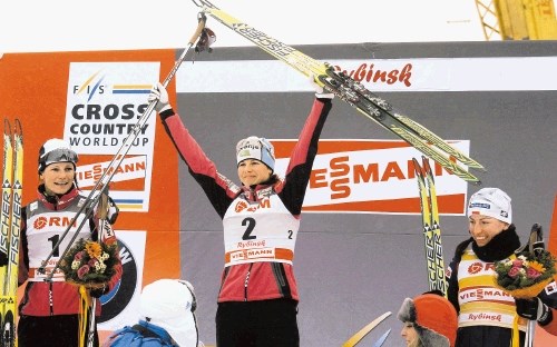 Vesna Fabjan (v sredini) in Katja Višnar (levo) sta dosegli prvo dvojno zmago v zgodovini slovenskega smučarskega teka,  ki...