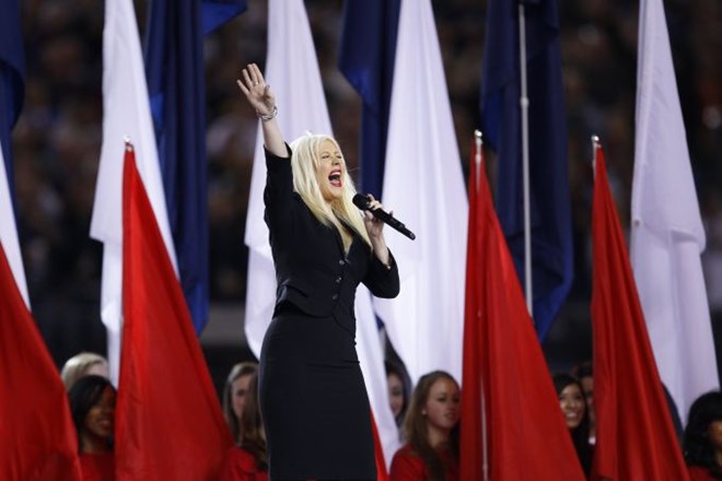 Ameriško himno je (ne najbolj uspešno) pred tekmo zapela Christina Aguilera.