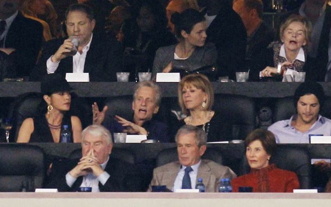 Na tribunah je bilo prisotnih veliko znanih osebnosti, med drugim tudi nekdanji predsednik ZDA George W. Bush z ženo Lauro....