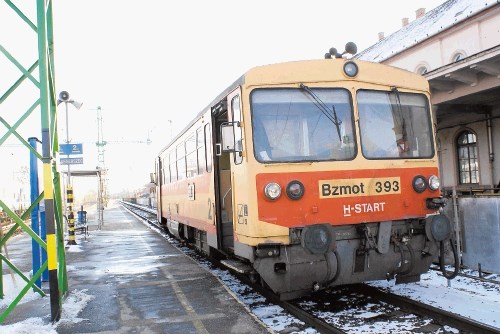 Vlak za Hodoš čaka na potnike v Zalaegerszegu.