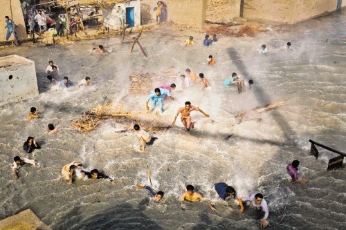 Med poročevalskimi zgodbami lanskega leta je zmagala tudi fotografija žrtev poplav v Pakistanu, ki se pod helikopterjem, iz...
