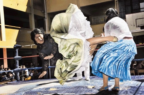 Bolivijki Carmen Rosa in Yulia la Pacena z dobrodelnim »vrestlingom« zbirata denar za opremo kopalniških prostorov v šoli v...