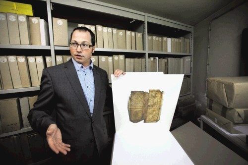 Andrej Nared je razgrnil najstarejše listine, ki segajo v 9. stoletje in kasnejši srednji vek. Večina jih je zapisanih na...