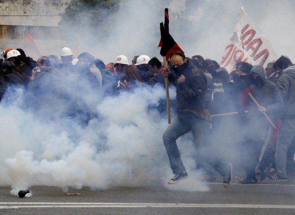 Med splošno stavko v Atenah se je vnel spopad med policisti in protestniki