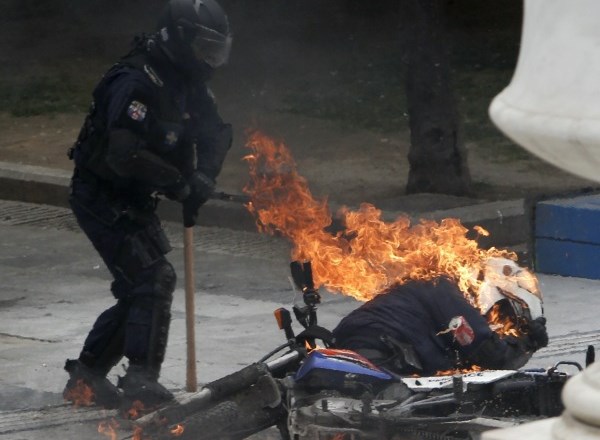 Med splošno stavko v Atenah se je vnel spopad med policisti in protestniki