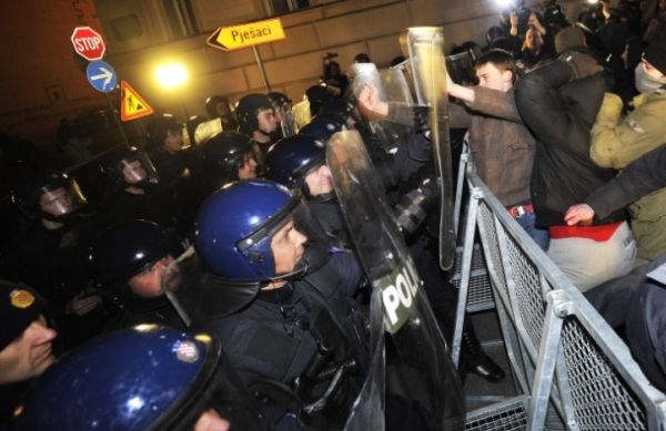 Protestniki barikad sprva niso poskušali preiti.