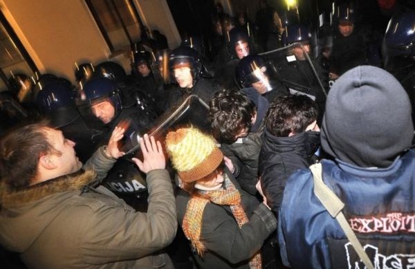 Hrvaški demonstranti ogorčeni: Zakaj ste se s pendreki in solzivci spravili na ljudi, ki so le mirno stali?