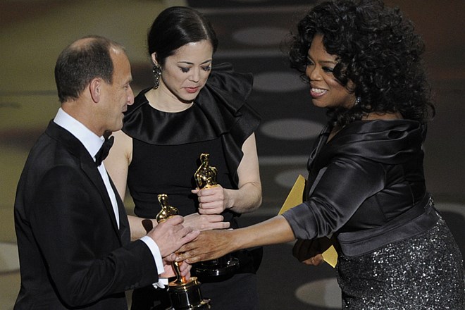 Oprah Winfrey podeljuje oskarja za najboljši dokumentarni film: Charles Ferguson in Audrey Marrs.