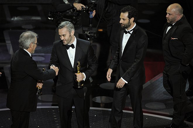Steven Spielberg je za najboljši film oskarja predal Iainu Canningu, Emilu Shermanu in Garethu Unwinu.