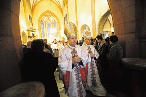 Iz svečanega cerkvenega obreda, s katerim so Marjana Turnška včeraj ustoličili  na sedež mariborske nadškofije in...