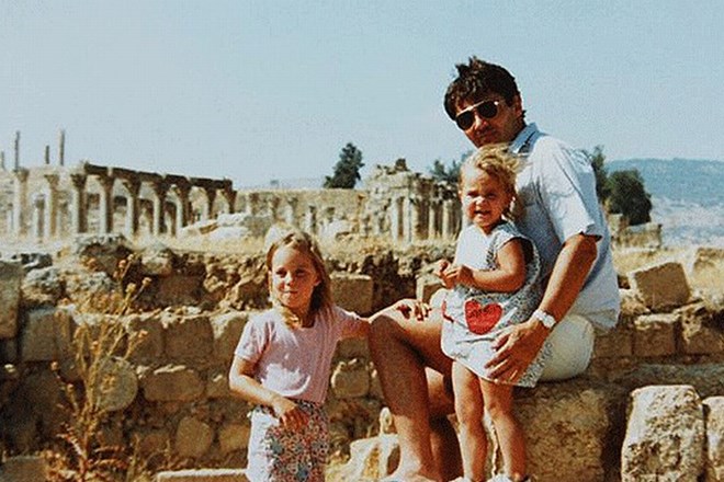 Kate (na fotografiji levo), stara štiri leta, z očetom in sestro Pippo v Jordaniji.
