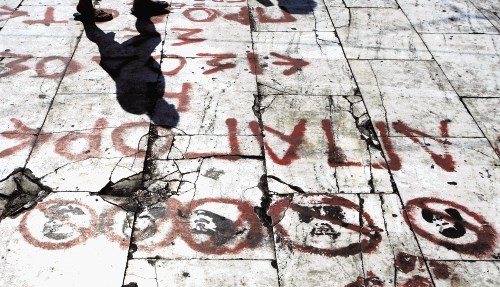 Politikom vstop strogo prepovedan, so napisali protestniki na s solzivcem prepojena tla atenskih ulic.