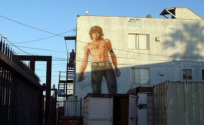 Jim Morrison krasi tudi nekatere stavbe - ta stoji v predelu Venice v Los Angelesu.
