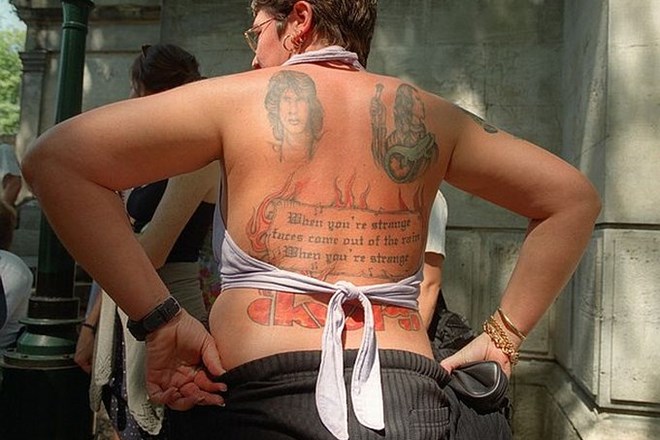 Največji Morrisonovo oboževalci imajo njegovo podobo celo tetovirano na kožo.