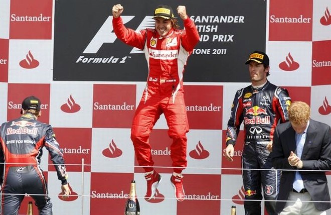 Alonso se je razveselil zmage. Na stopničkah sta mu delala družbo dirkača Red Bulla in princ Harry.