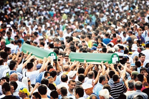 Šestnajst let po  pokolu v  Srebrenici je  svoje zadnje  počivališče z  označenim  grobom dobilo  še 613 žrtev.  Več tisoč...