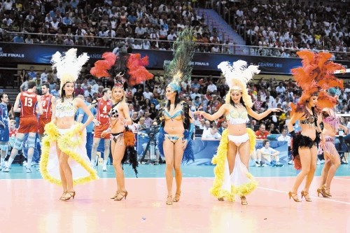 Glavna atrakcija tekmovanja v Gdansku so bile lepe brazilske plesalke.