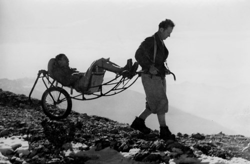 Nesreče v gorah so se dogajale tudi pred desetletji, reševanje ponesrečenih planincev pa je leta 1951 potekalo, kot prikazuje...