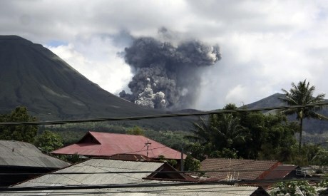 Vulkan Lokon je danes izbruhnil najmočneje doslej.