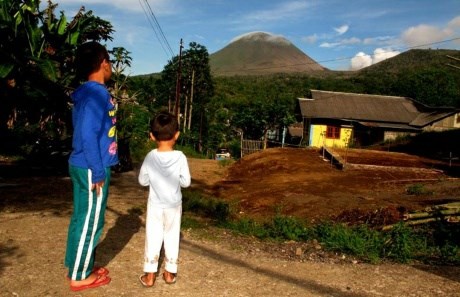 Indonezija: Vulkan na Sulaveziju z najmočnejšim izbruhom doslej, domačini pa v beg