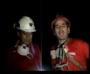 Čilski rudarji, ki so ujeti pod zemljo, pridno delajo in pomagajo reševalcem, ki jih poskušajo osvoboditi. Podzemna kamera...